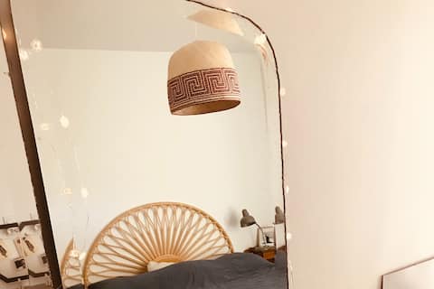 Large 2 rooms with balcony, quiet and sunny