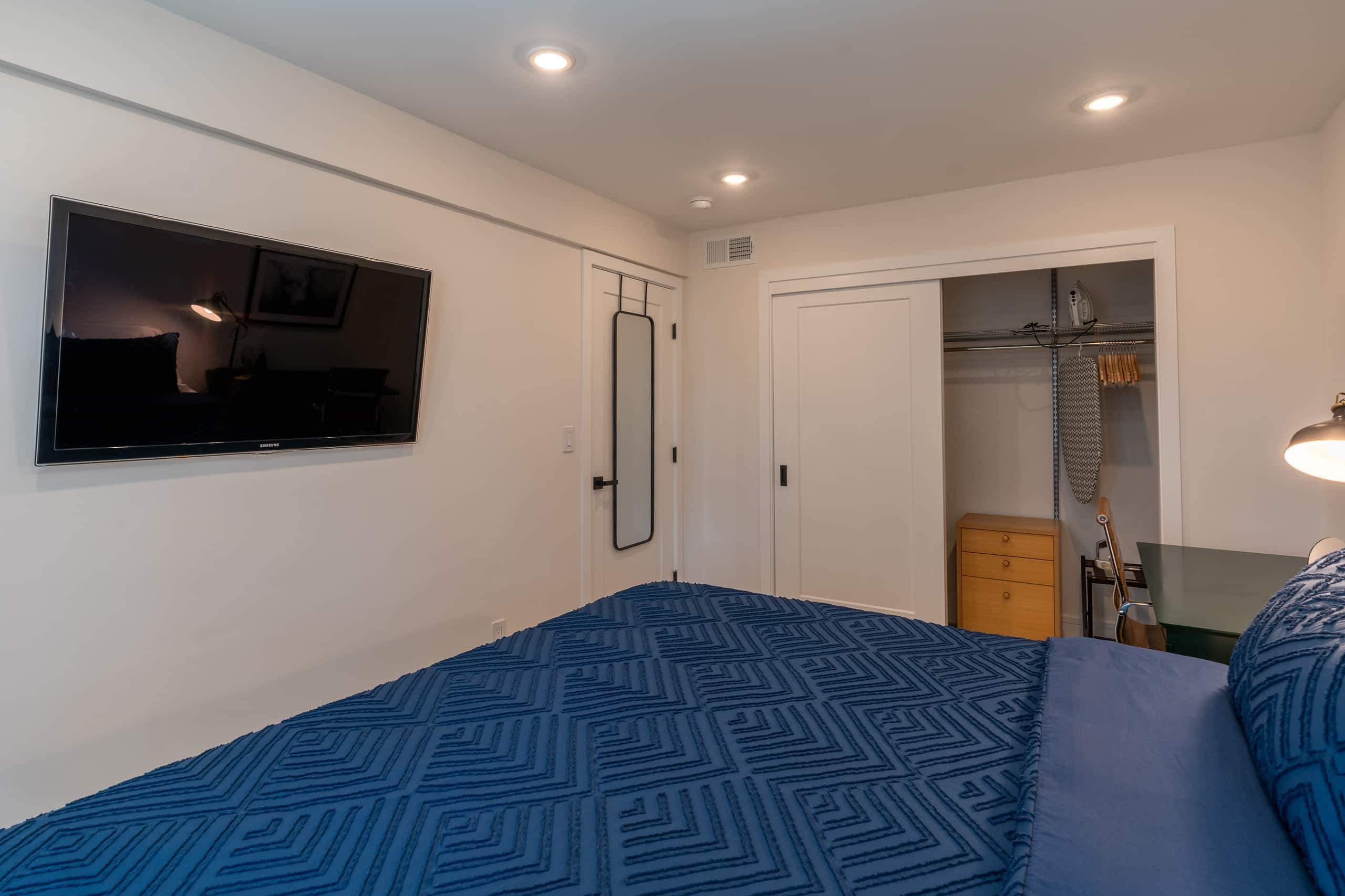Sunnyside Cinema: King bed + 2 twin, 2 desks, yard - Image 14