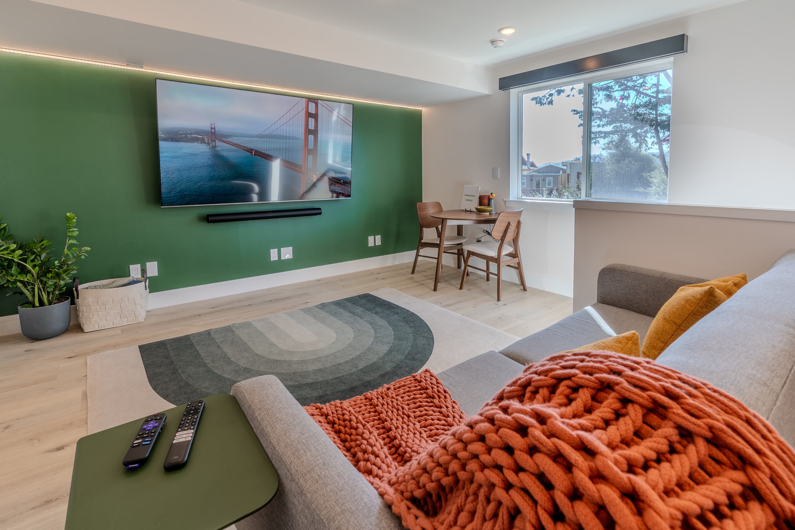 Sunnyside Cinema: King bed + 2 twin, 2 desks, yard - Image 5