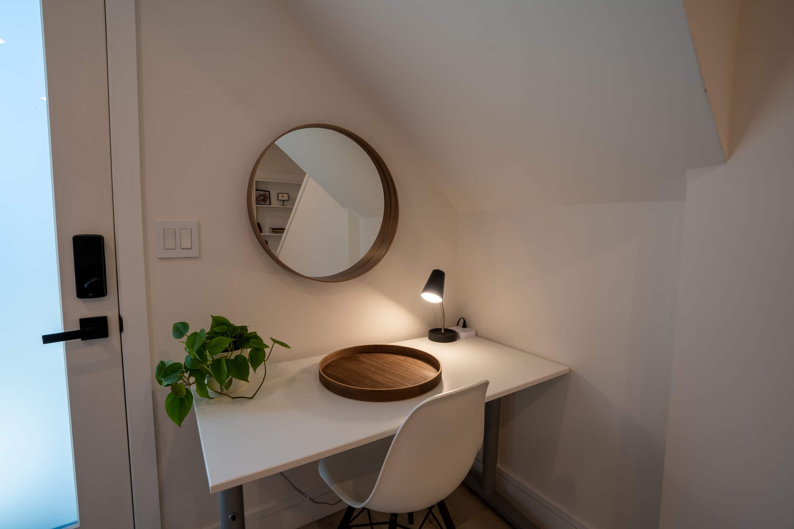 Sunnyside Cinema: King bed + 2 twin, 2 desks, yard - Image 10