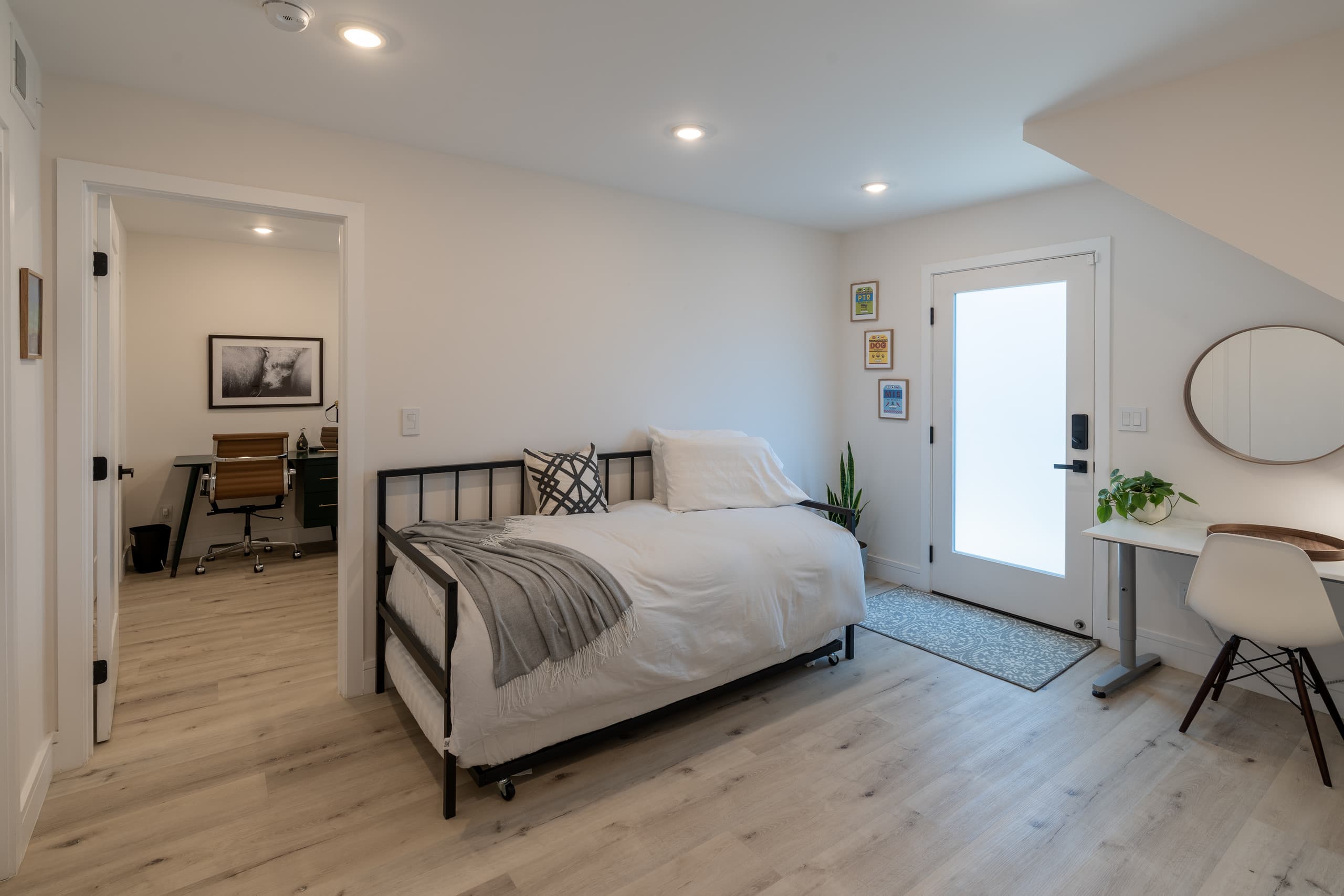 Sunnyside Cinema: King bed + 2 twin, 2 desks, yard - Image 8