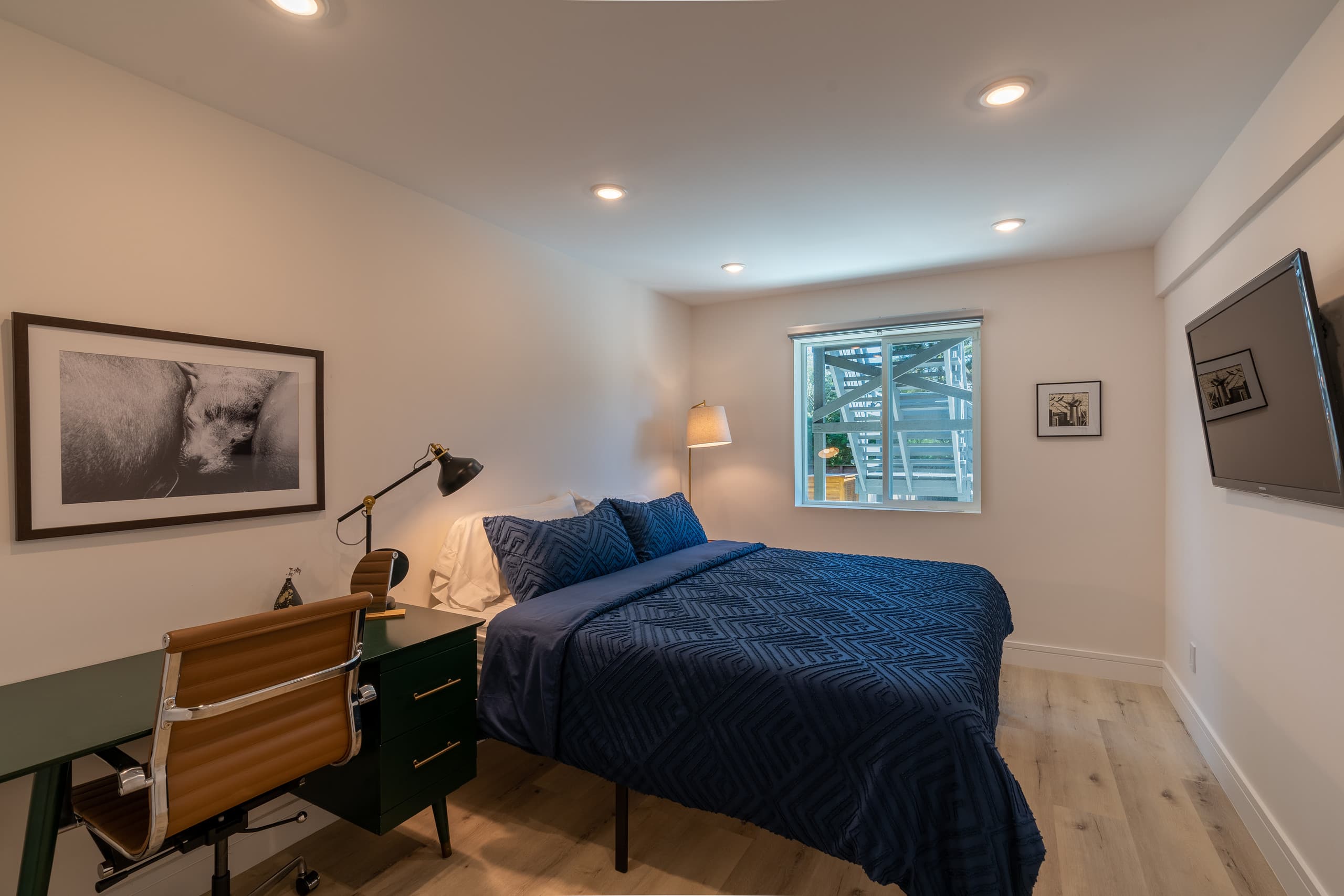 Sunnyside Cinema: King bed + 2 twin, 2 desks, yard - Image 13