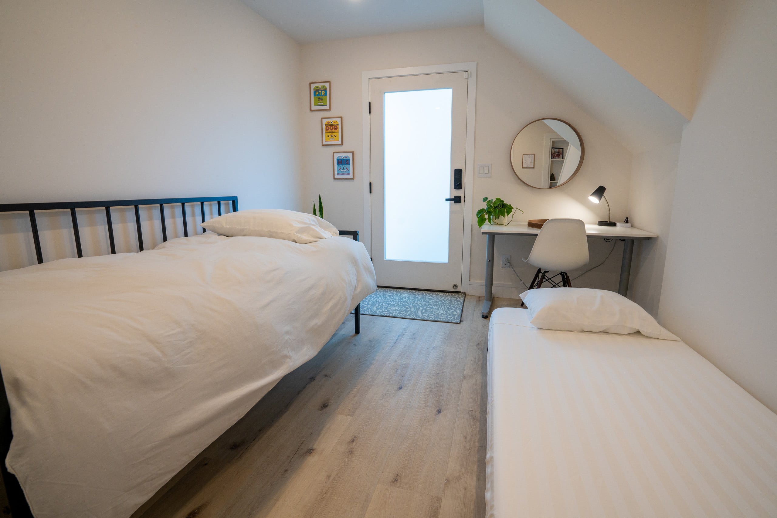 Sunnyside Cinema: King bed + 2 twin, 2 desks, yard - Image 9