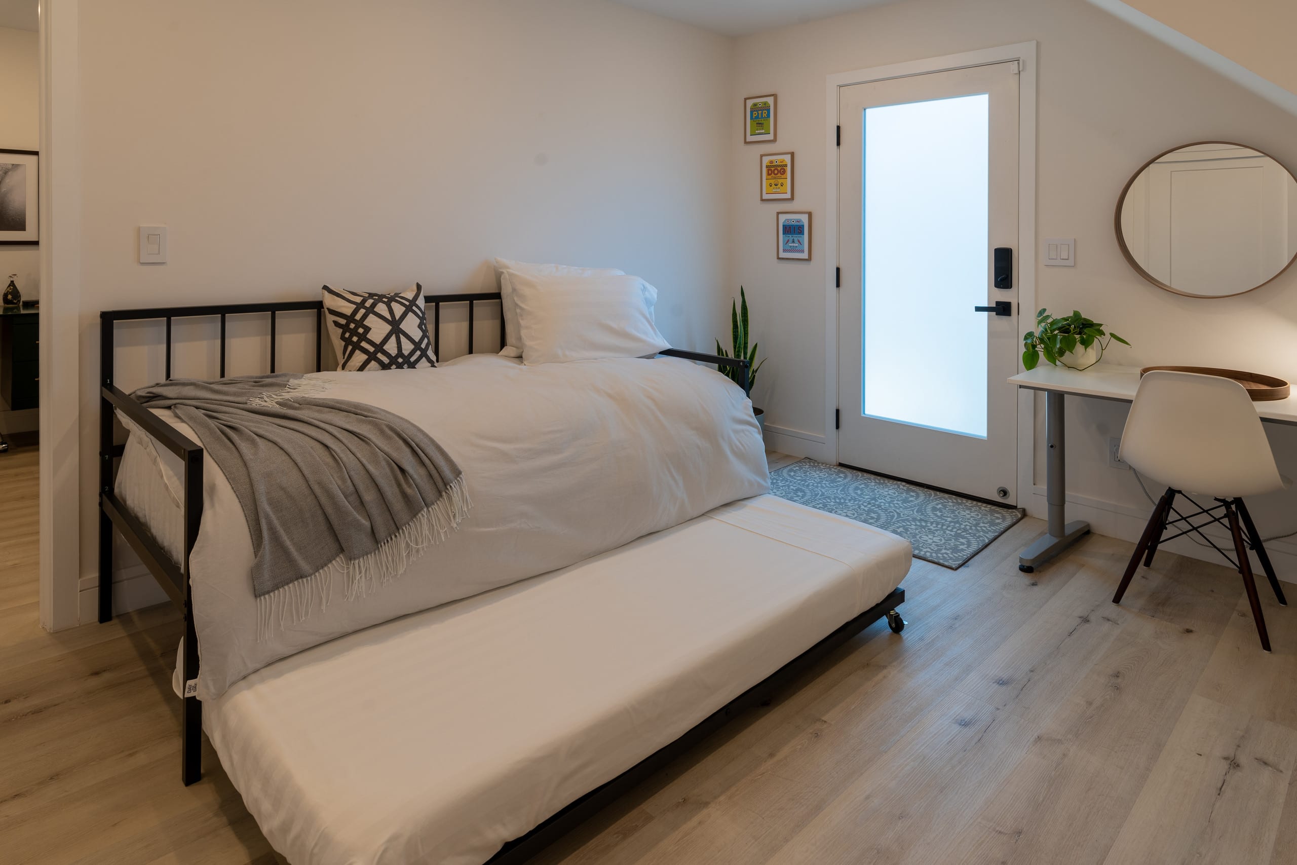 Sunnyside Cinema: King bed + 2 twin, 2 desks, yard - Image 6