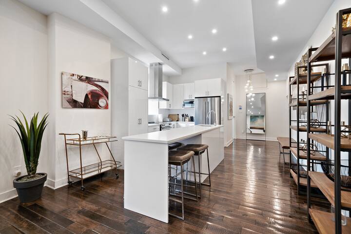 “LE ST-CYR” Luxury Lounge Loft In Old Montreal gallery image 4