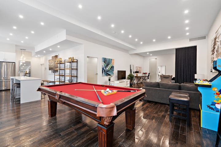 “LE ST-CYR” Luxury Lounge Loft In Old Montreal gallery image 3