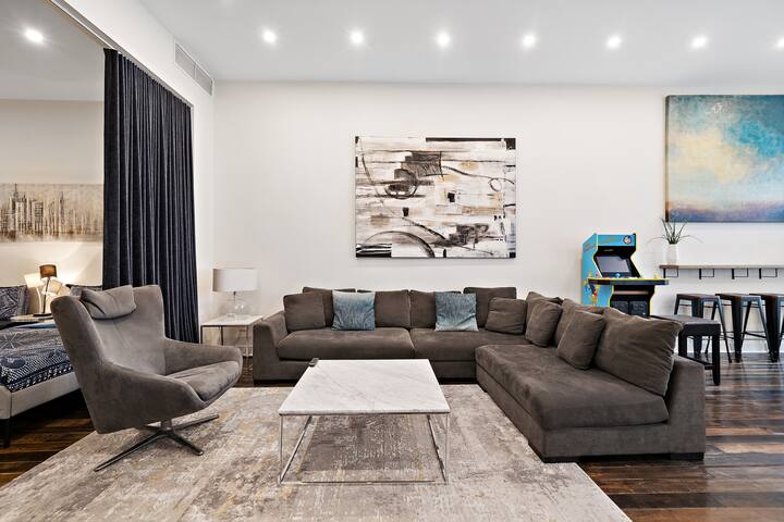 “LE ST-CYR” Luxury Lounge Loft In Old Montreal gallery image 5