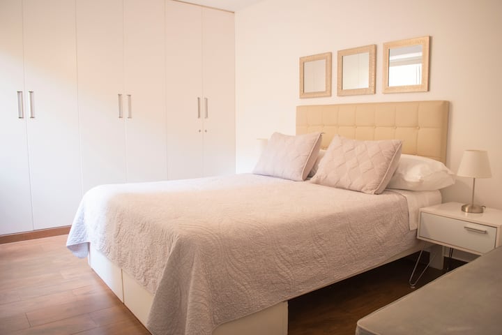 Master bedroom  Queen bed with space closets , window and blocke out blinds , tv 50" winth cable Netflix YouTube and dari fan 