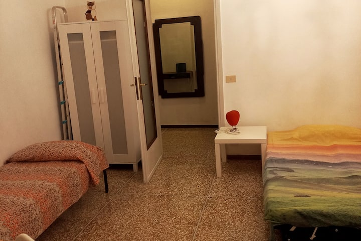 חדר שינה עם מיטה זוגית וסינגל (חדר שינה S)
חדר שינה daletto עם מיטה זוגית ומיטת יחיד (חדר S)
