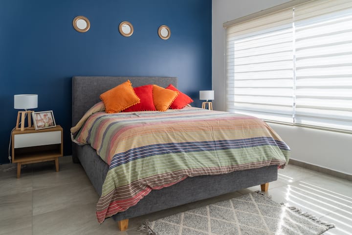 חדר שינה ראשי, בארון וחדר רחצה פרטי 