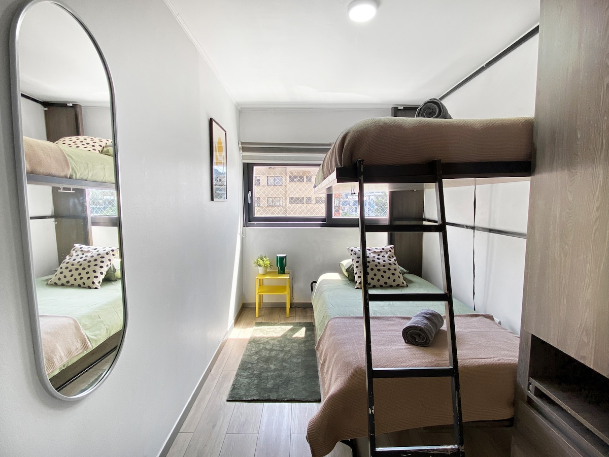 تحتوي الغرفة الثالثة على سرير بطابقين قابل للطي، ومجهزة تجهيزًا كاملاً لشخصين.