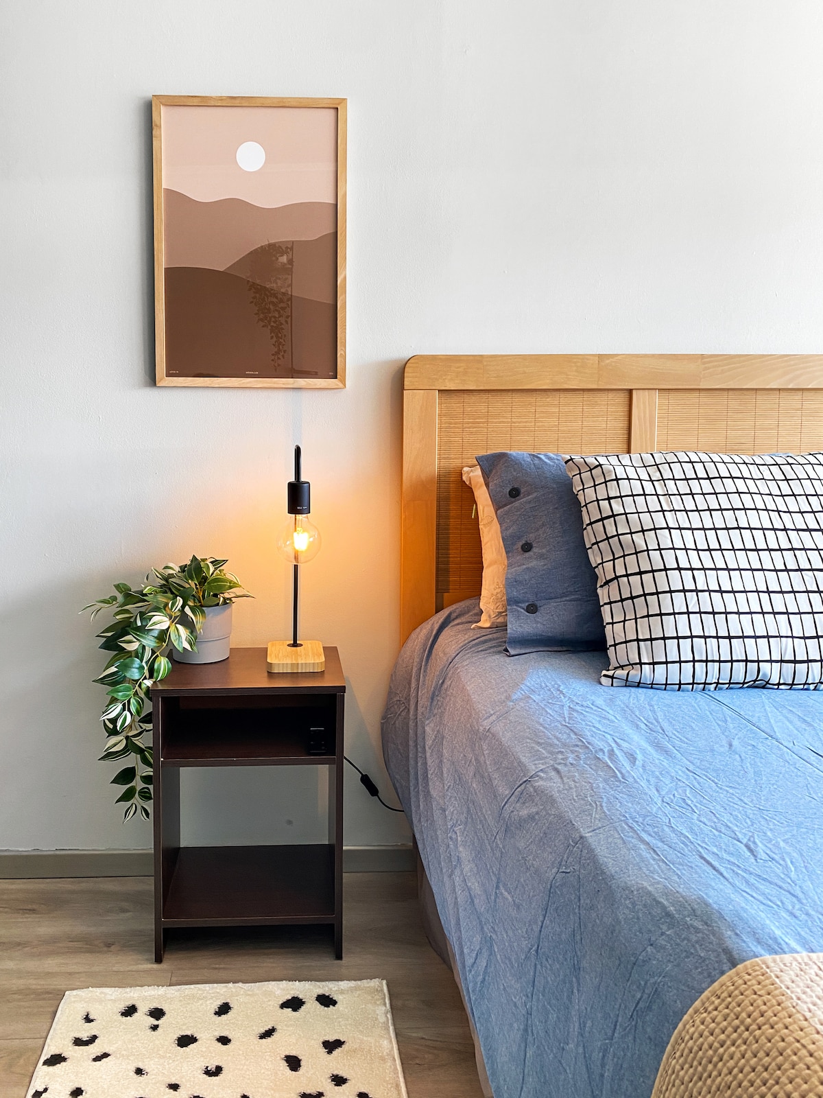 الغرفة الرئيسية دافئة ومريحة للغاية، حيث تم تصميم كل زاوية بعناية للراحة والإلهام.