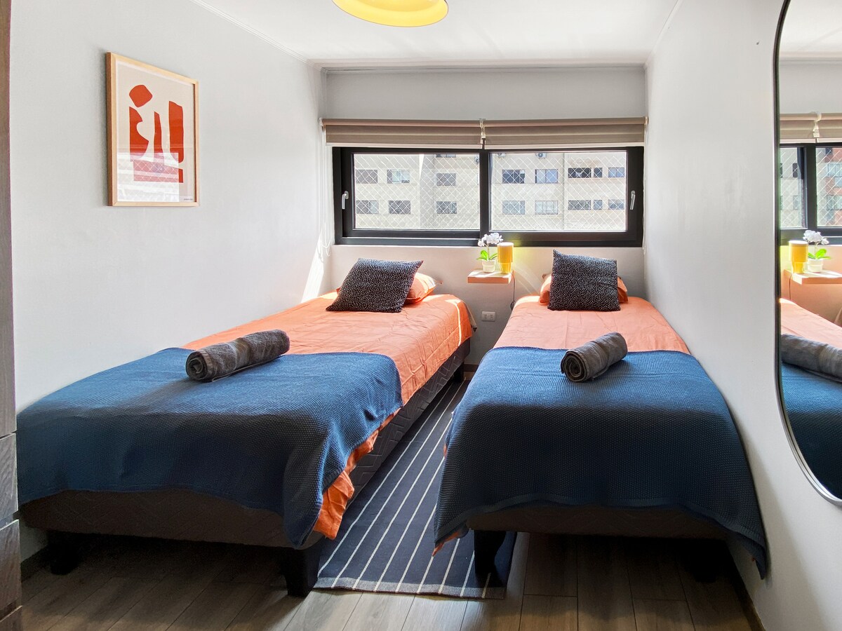 الغرفة 2 هي الأولى في الطابق الثاني، وتتميز بسريرين مفردين مجهزين تجهيزًا كاملاً.