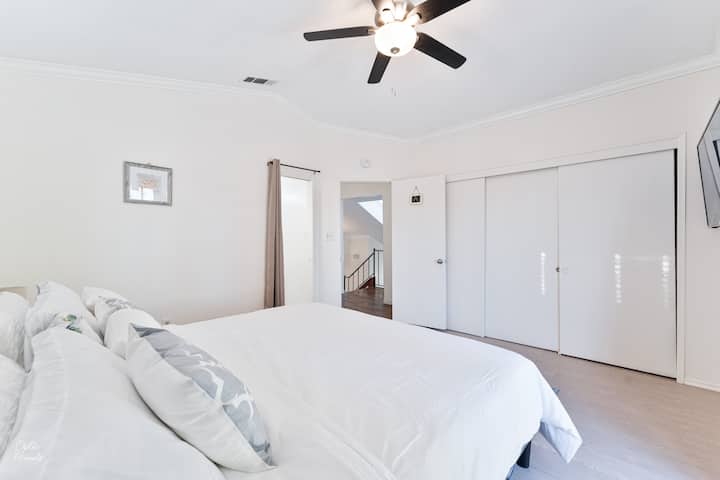 Magnifique chambre avec literie confortable et grand espace de rangement.