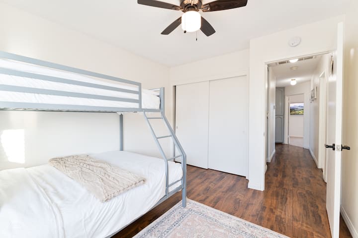 Chambre à coucher superposée avec lits doubles et jumeaux. Parfait pour les enfants et les voyageurs supplémentaires.