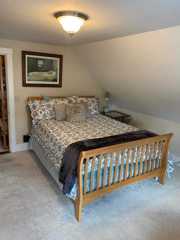 Comfy queen sleigh bed with plush cozy carpeting. Front bedroom.