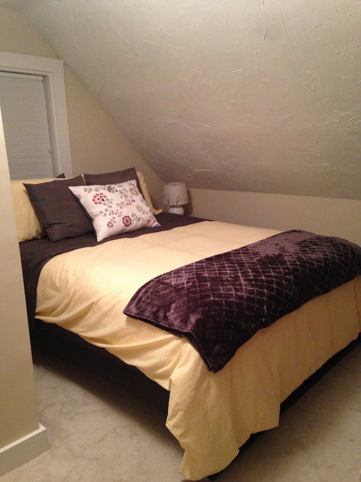 Queen bed in the middle bedroom.