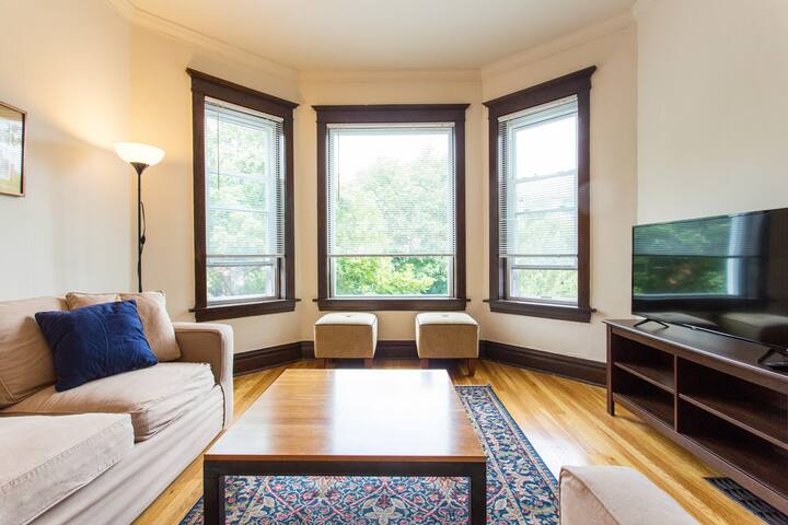 Wrigley Oasis! Steps from the Field! – 3BR/1BA! gallery image 2