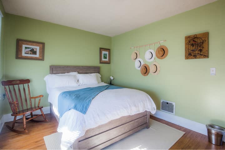 Огромните прозорци и естествената светлина изпълват къщата.