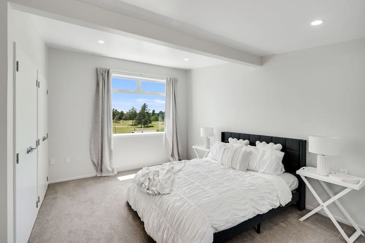 Amplio dormitorio en la planta superior con mucho espacio de almacenamiento y más vistas al campo de golf.