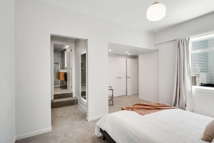 Amplio dormitorio principal con vestidor que da al baño privado con ducha a ras de suelo.