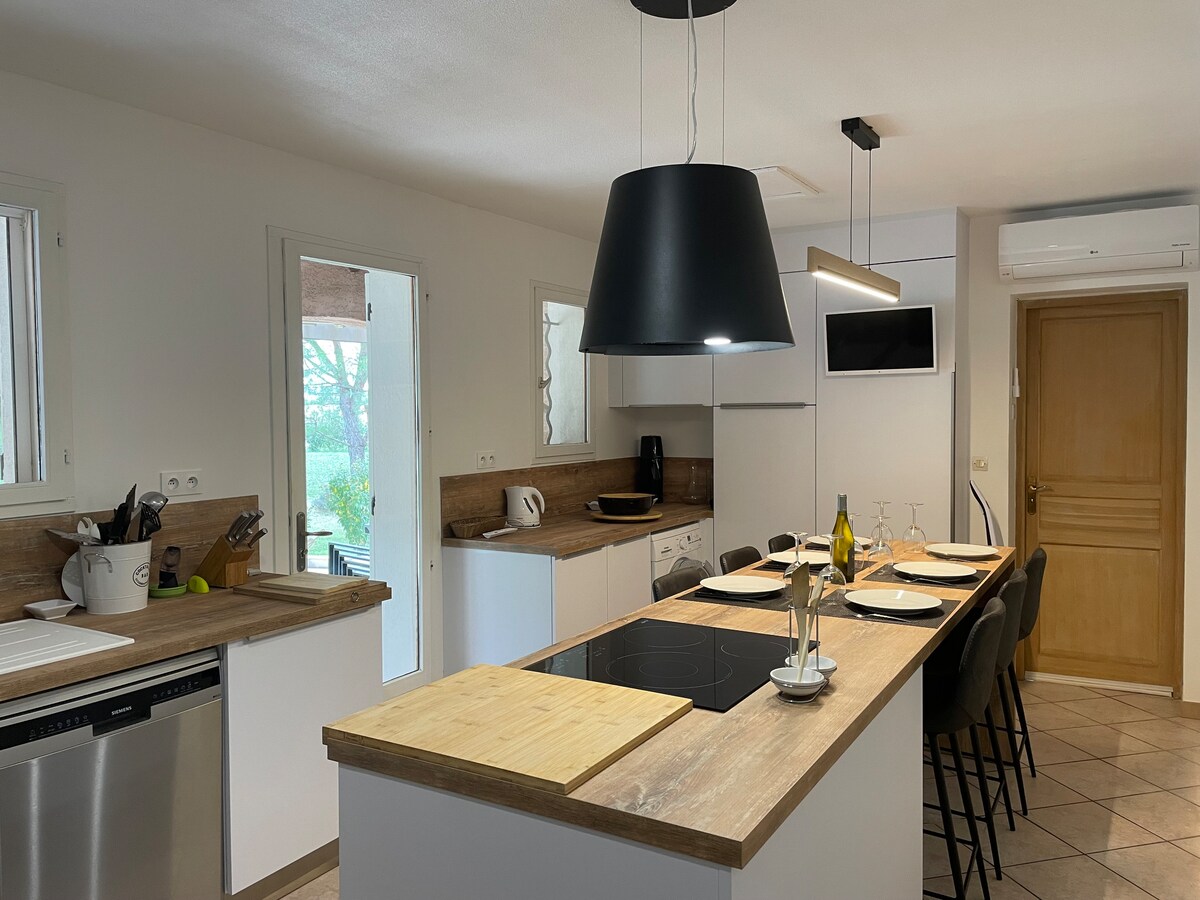 Popular Airbnb listing: Beautiful quiet villa with heated pool in Châteaurenard