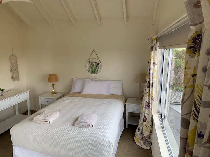 Dhoma e dytë e gjumit dyshe në katin e sipërm me dyer franceze në verandë dhe pamje nga liqeni