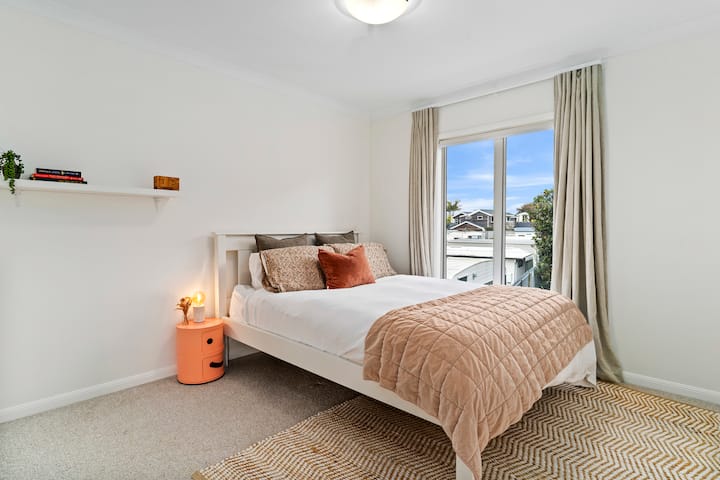 Bračni krevet (širine 150-179 cm)