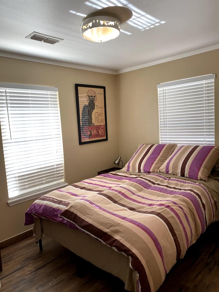 Chumba 1 cha kulala kilicho na bafu.