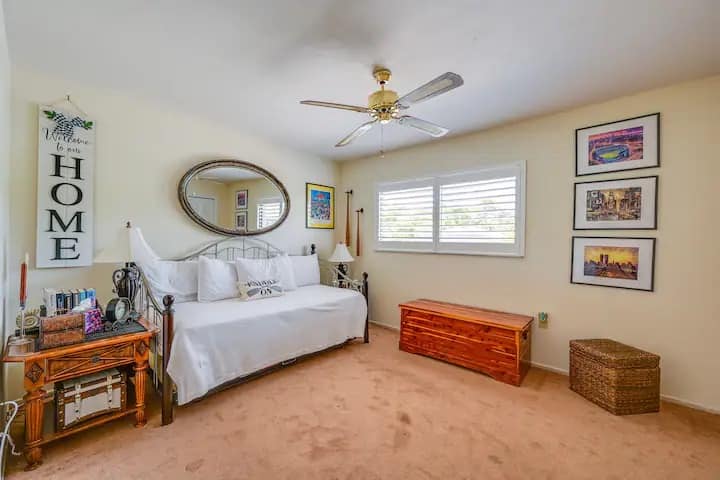 Სტუმრების საძინებელი: პლანტაცია დახურულია არაგაბარიტული ფანჯრებით. Გადაჰყურებს მდინარეს. გაისეირნეთ 
ამომხტარ მეფესთან ერთად. 
Საძილე ვარიანტებია:
1 ცალკემდგომი
2 ტყუპი
1 მეფე - ამომხტარი თხრილის მეშვეობით