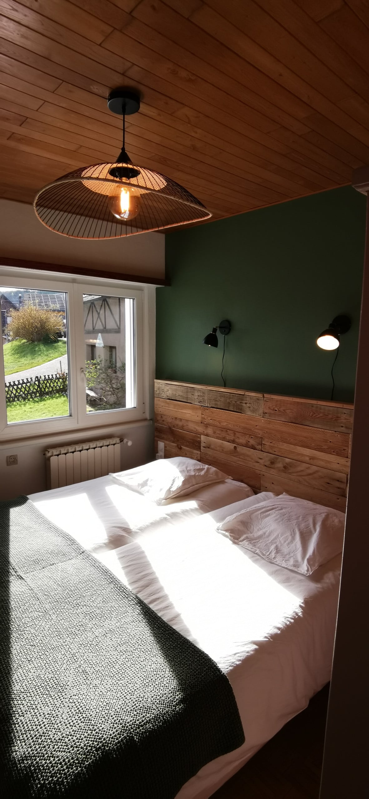 חדר שינה עם שתי מיטות יחיד, ארון מרווח