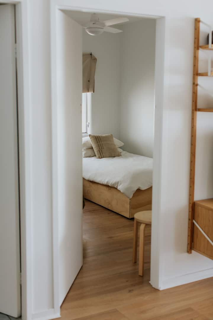 Vue sur la chambre double. 
Cette chambre dispose de deux lits simples et d'une armoire intégrée.