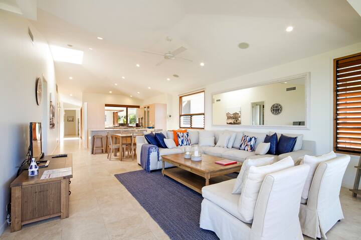 Hale Lani 2: Oceanview Penthouse Paradise gallery image 4