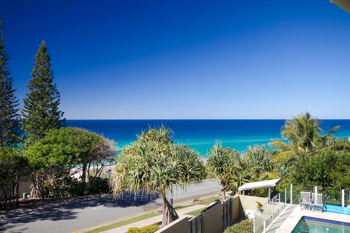 Hale Lani 2: Oceanview Penthouse Paradise gallery image 3