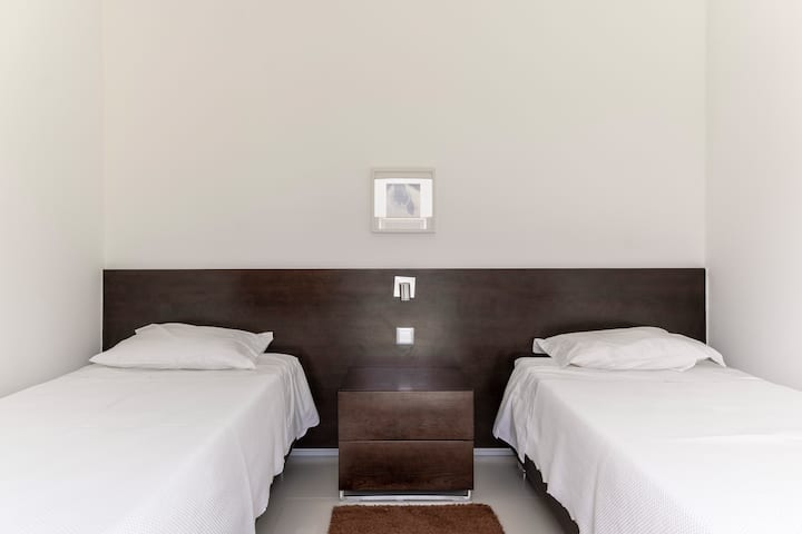 两张单人床的卧室 