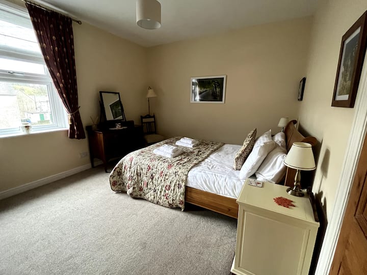 Dormitorio doble delantero con cama tamaño king de roble