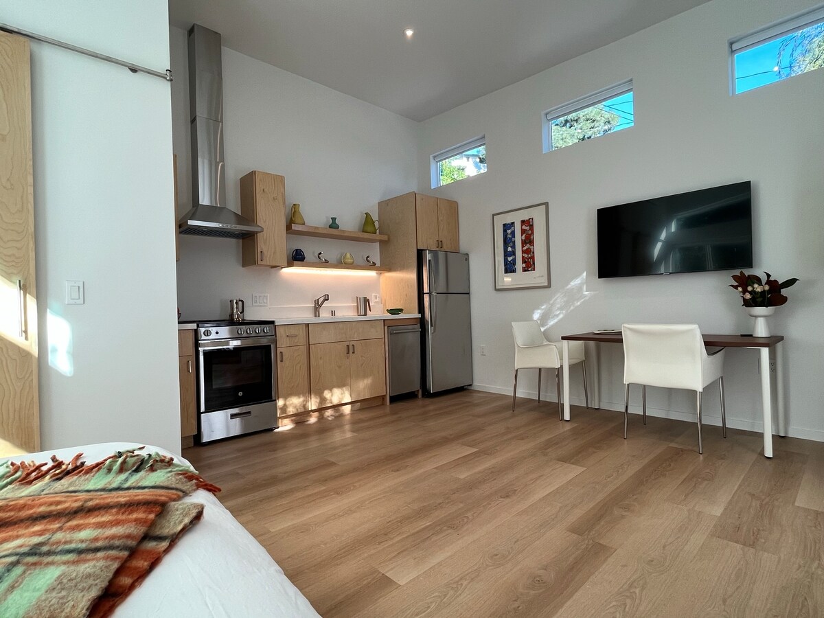 Top Airbnb: Modern Guesthouse with Private Patio in Los Angeles