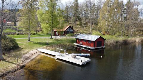 Lovely house on beautiful private lakeside estate!