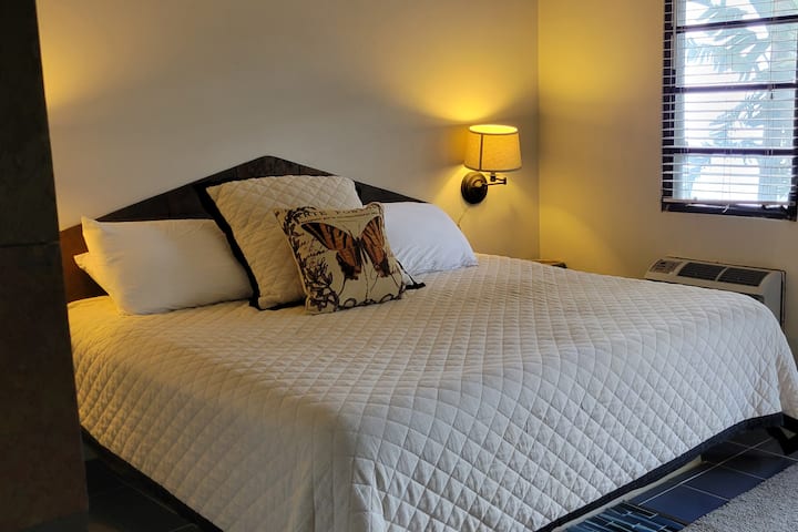 חדר שינה ראשי בווילה קינג