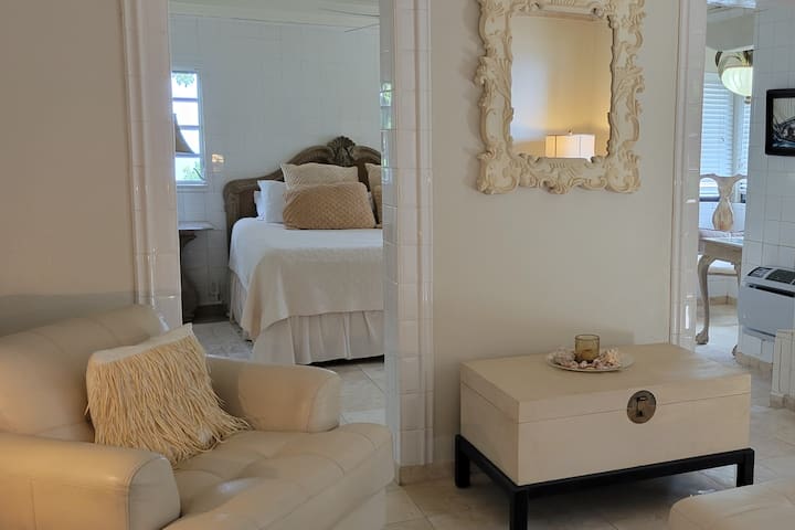 אזור ישיבה בווילה עם בריכה