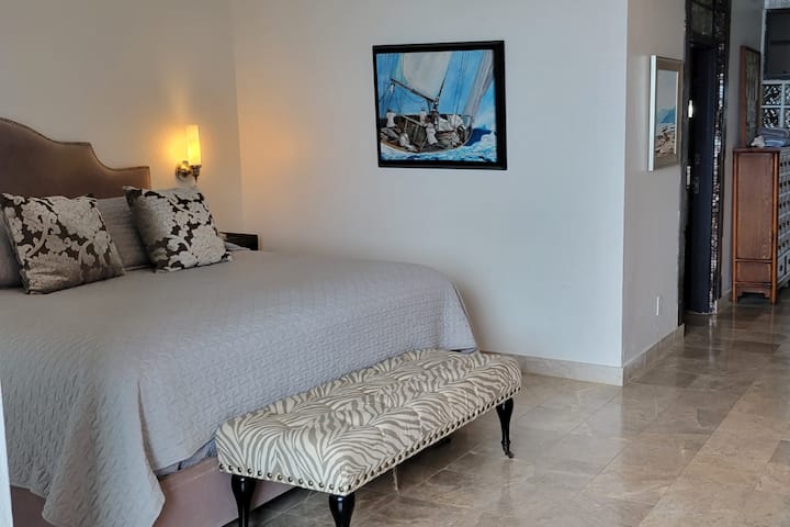 חדר שינה ראשי בווילה הראשית עם מיטת קינג סייז