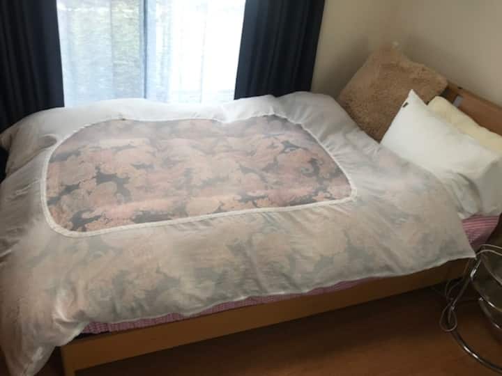 Dhomë me perde blu.Krevat dopio✕ gjysëm 1.Shutter është në dispozicion në dritare.