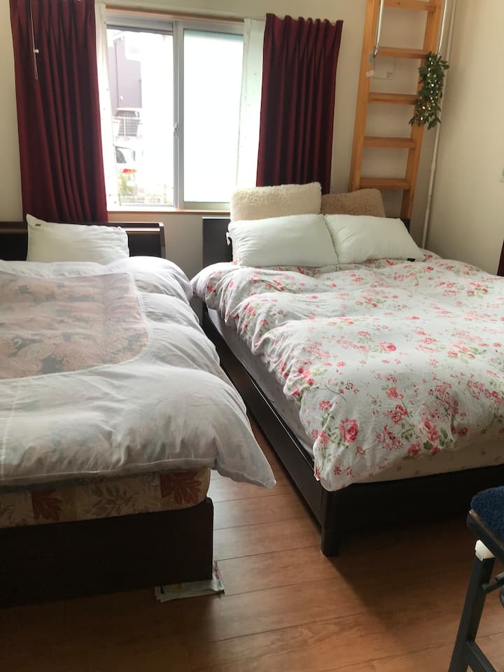 Dhoma me perde të kuqe.Krevati dopio✕ 1.Krevat tek✕ 1.Ka një oborr në dritare.