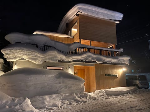 Niseko Hirafu No.1 Ski House! Sleeps 10.
