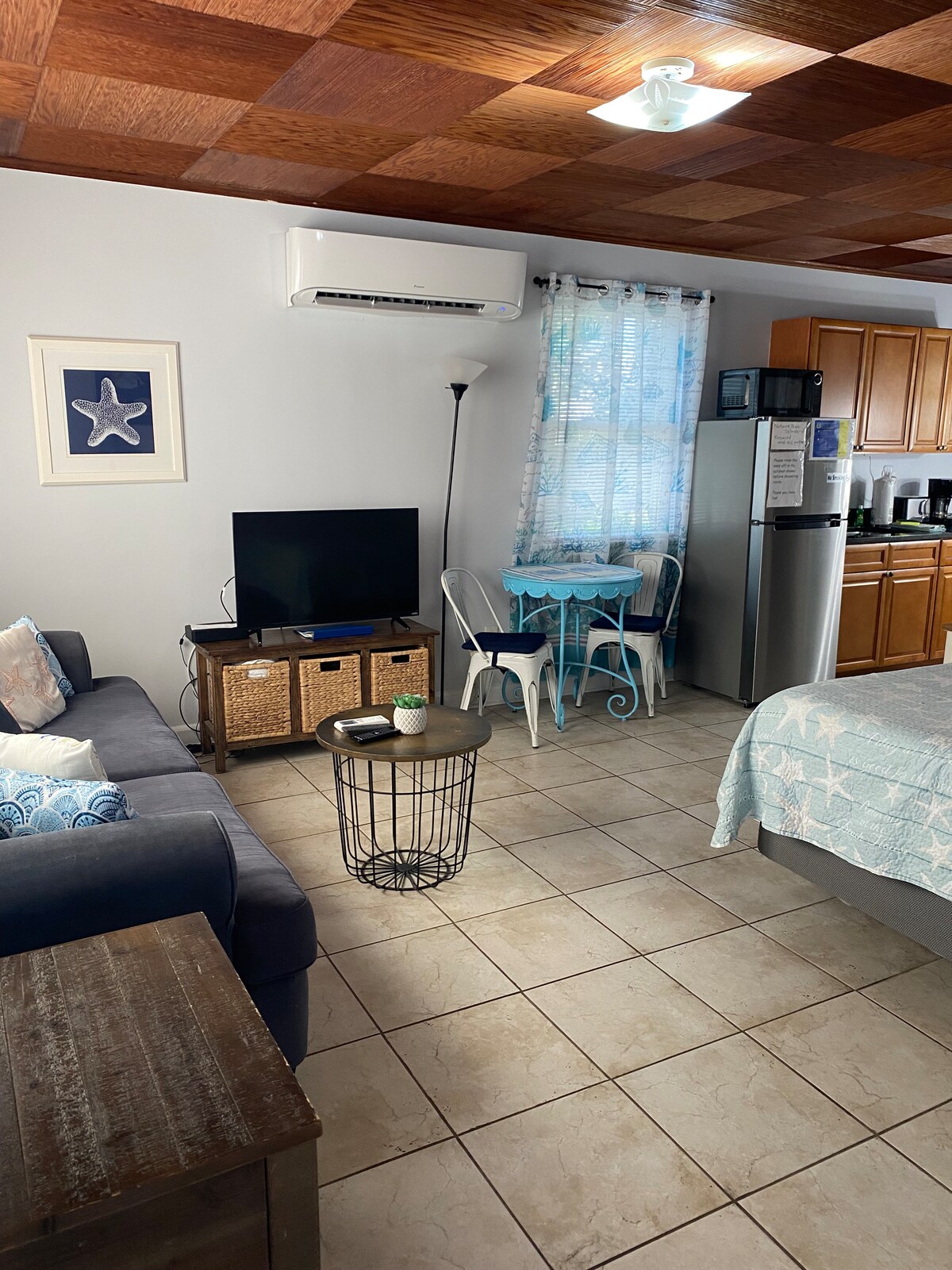 Sofá y televisión por cable.