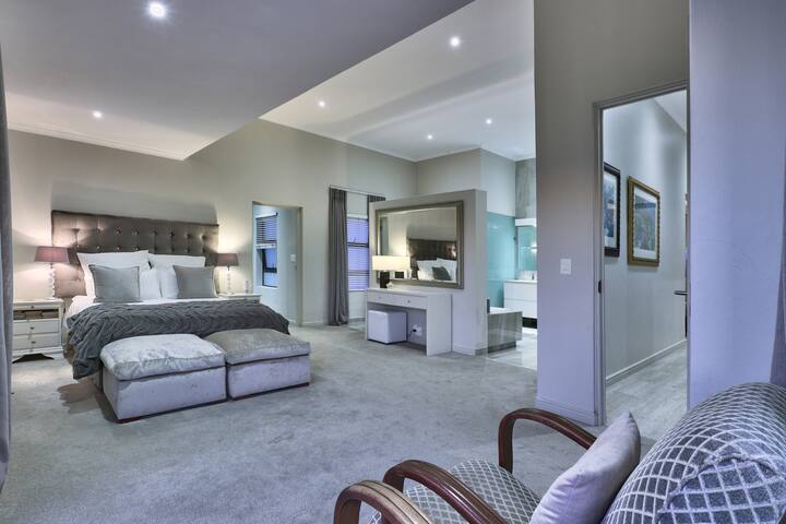Luxury Mini Villa Sunset Beach Cape Town gallery image 5