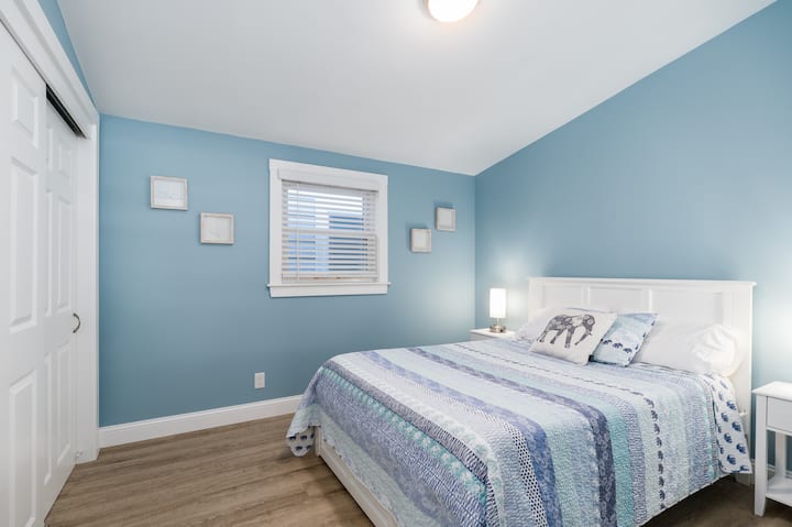 Სრულიად ახალი, სრული ზომის საწოლი ორადგილიანი გამოსაწევი საწოლით მე-2 საძინებელში, უზარმაზარი კარადით.