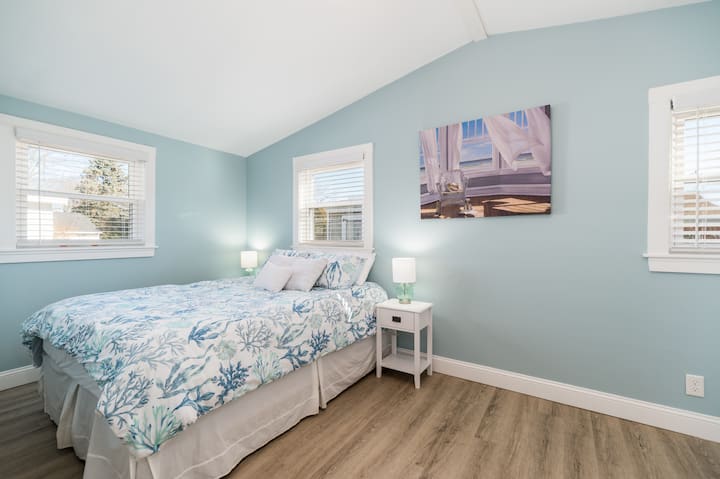 Ნათელი და მზიანი  ძირითადი საძინებელი საწოლით,  ჭერის ვენტილატორით/განათებით და დიდი არმუარით. 