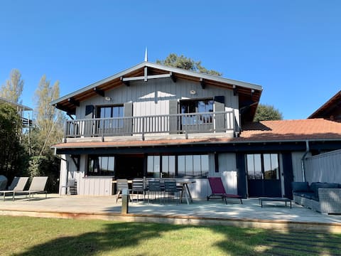 B32- The Bay is opposite! Large house with sea view