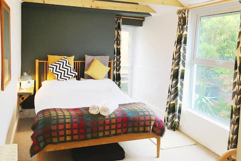 Central Falmouth, Private Kingsize Annex + Ensuite